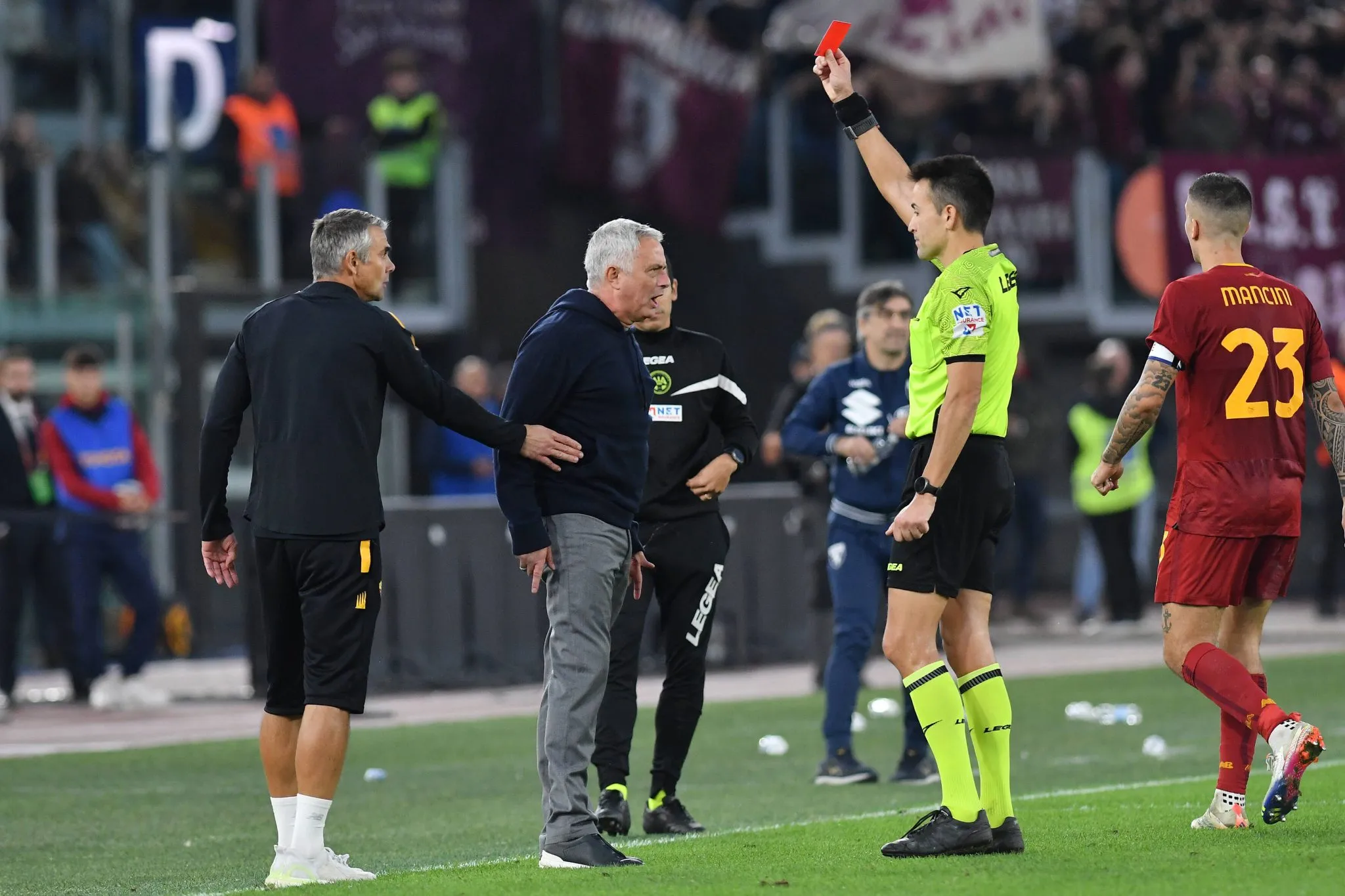 Mourinho &eacute; expulso em jogo da Roma e &eacute; contido por integrante da comiss&atilde;o t&eacute;cnica