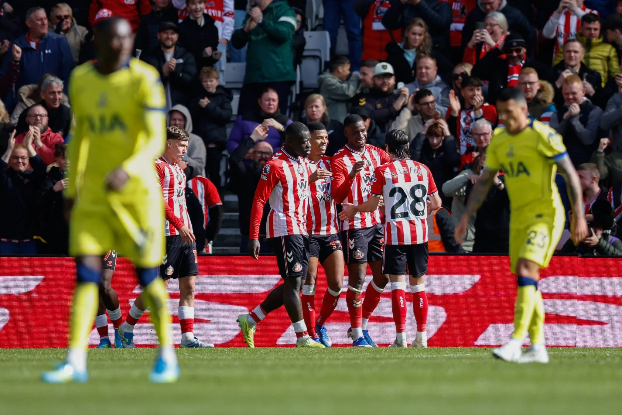Sunderland arranca vit&oacute;ria sobre o Tottenham 