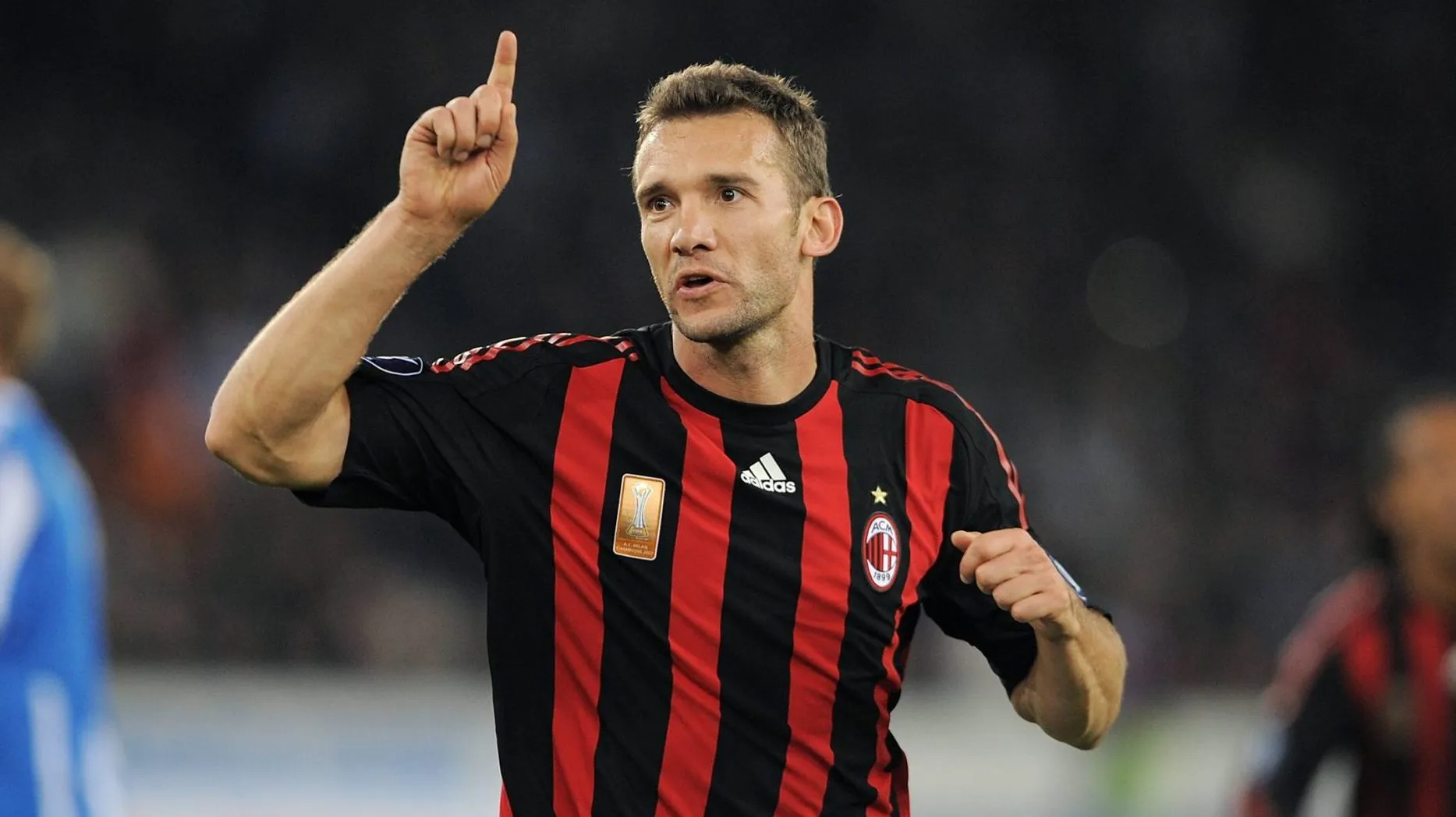 Shevchenko: &lsquo;Ele est&aacute; no caminho certo, mas n&atilde;o lhe pe&ccedil;am para ser Ibrahimovic&rsquo;