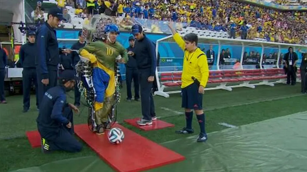 O exoesqueleto de Miguel Nicolelis fez uma brev&iacute;ssima apari&ccedil;&atilde;o na abertura da Copa