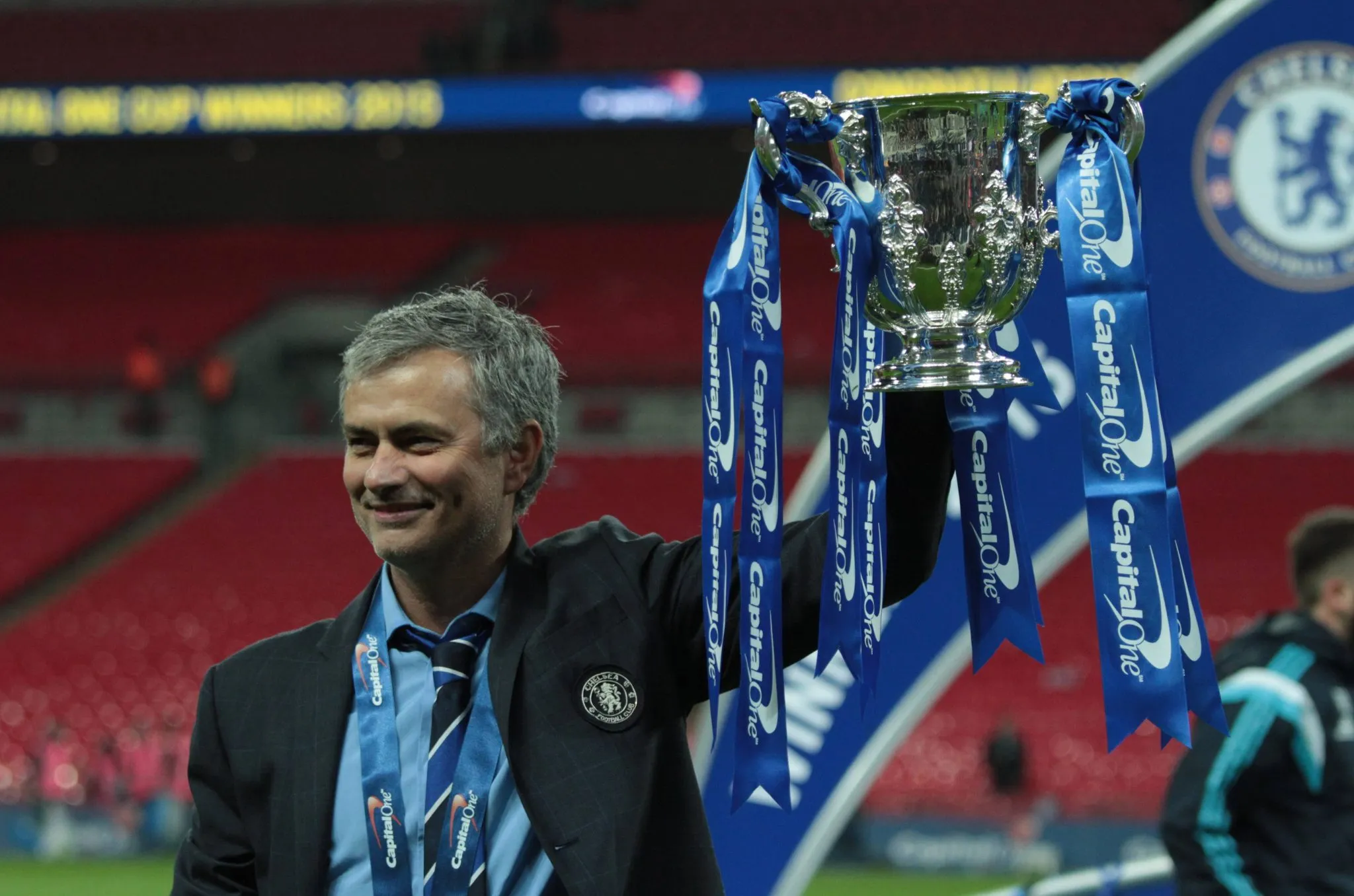 Mourinho ergue o trof&eacute;u da Copa da Liga Inglesa, conquistada pelo Chelsea