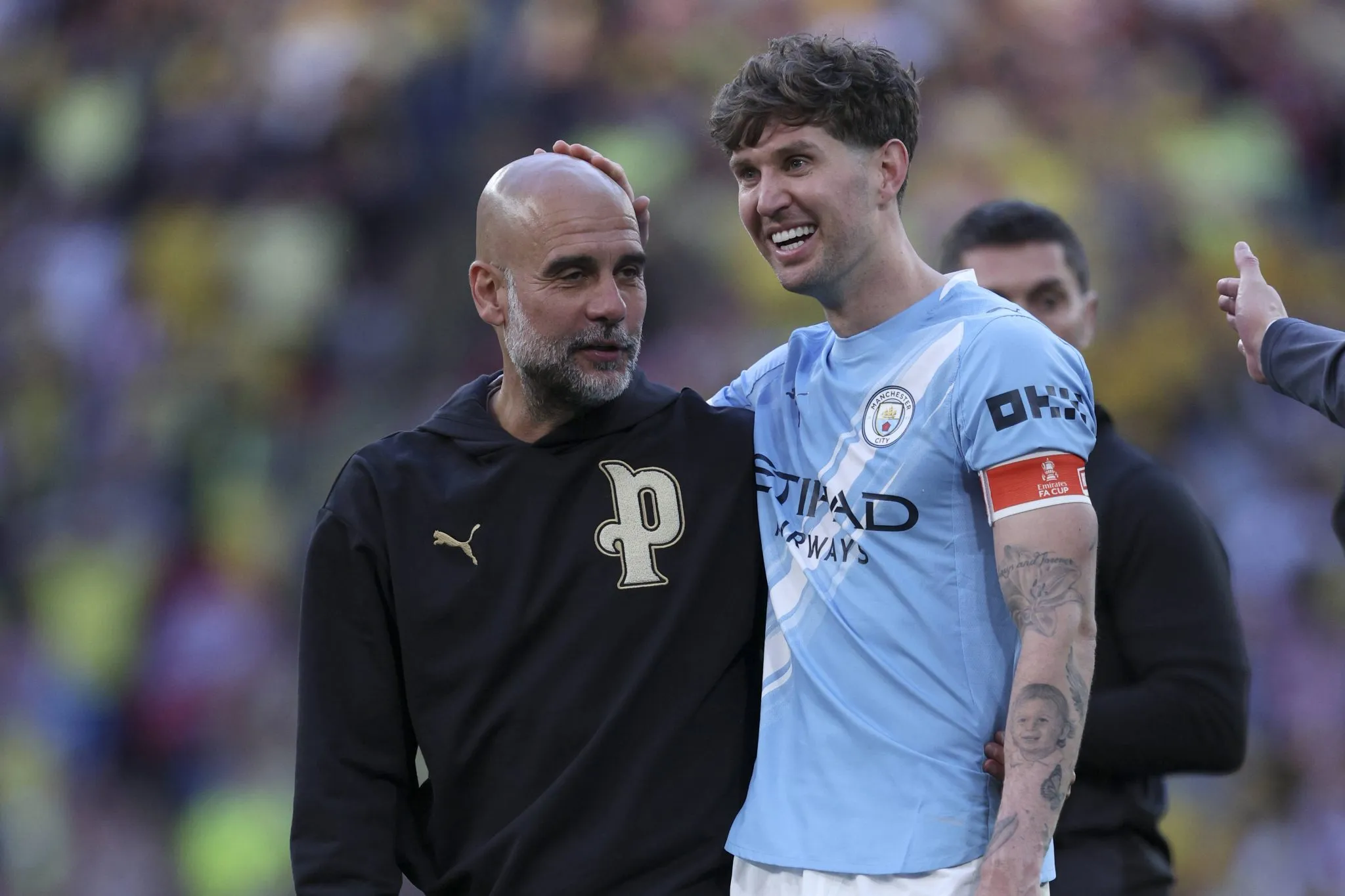 Pep Guardiola e John Stones em jogo do Manchester City