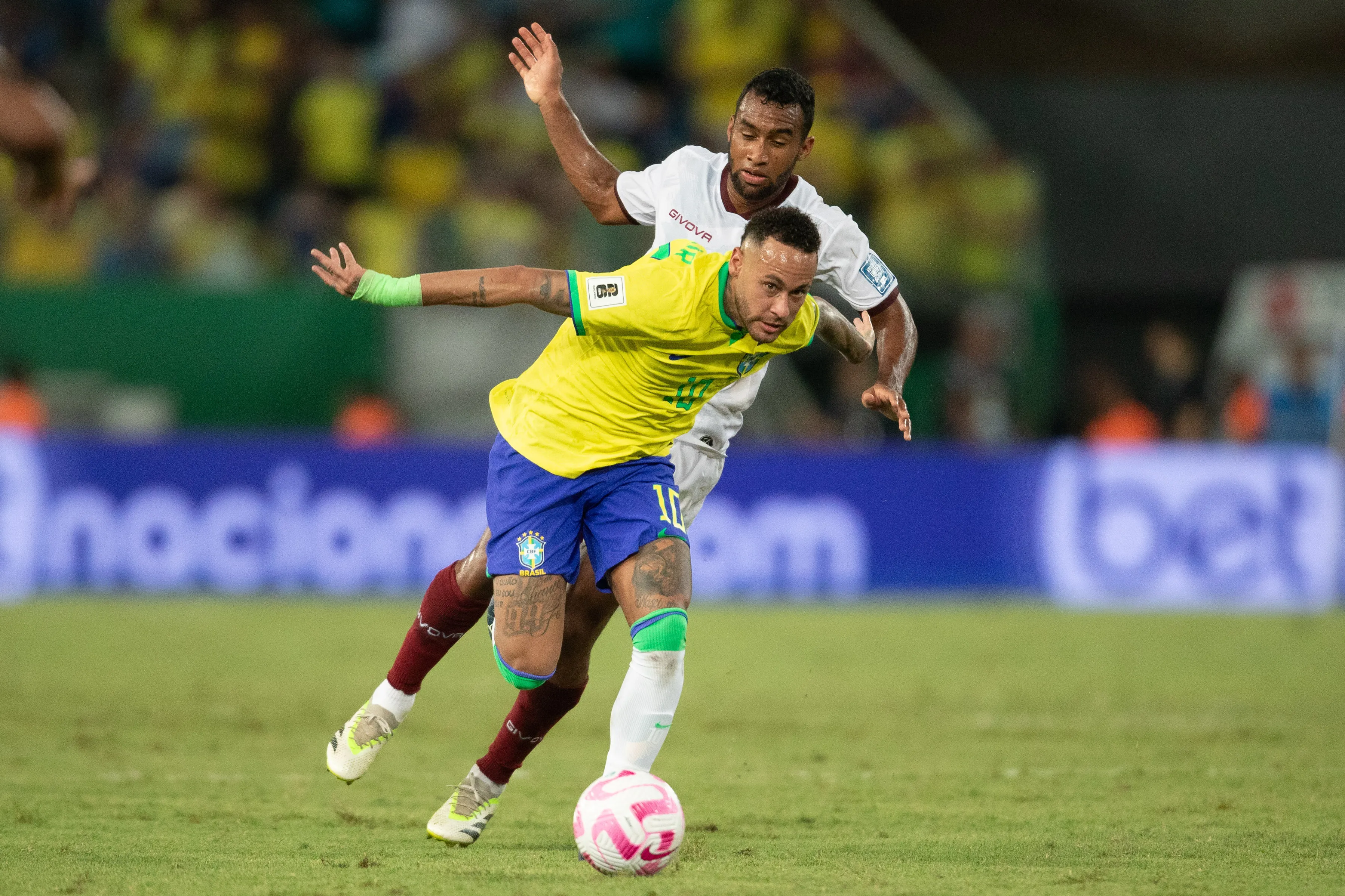 Neymar d&aacute; raro exemplo de maturidade em resposta ap&oacute;s ser atingido por balde de pipoca