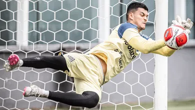 Finalmente apresentado, refor&ccedil;o do Santos est&aacute; feliz como n&atilde;o ficava h&aacute; anos