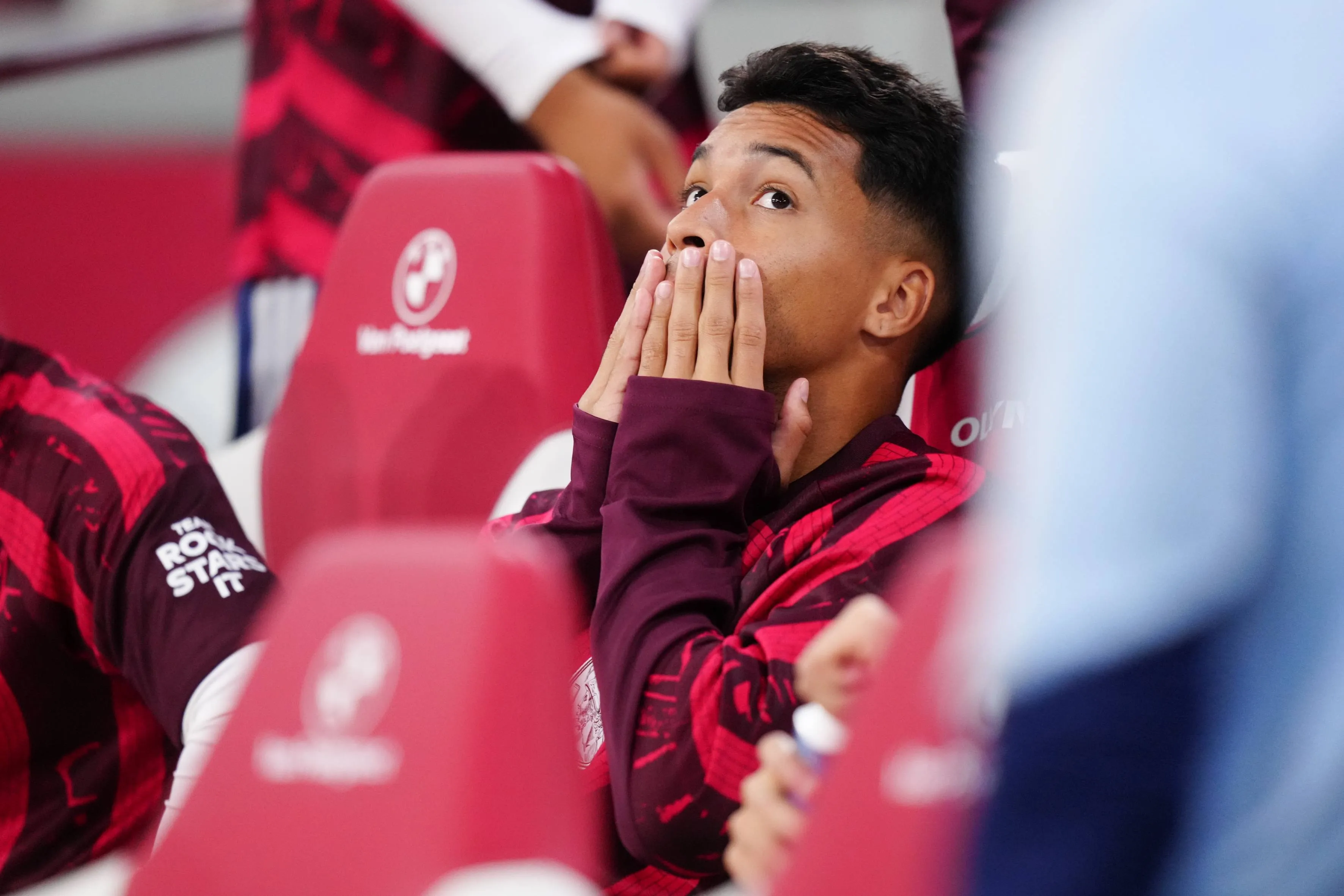 Marcos Leonardo como reserva em jogo do Ajax