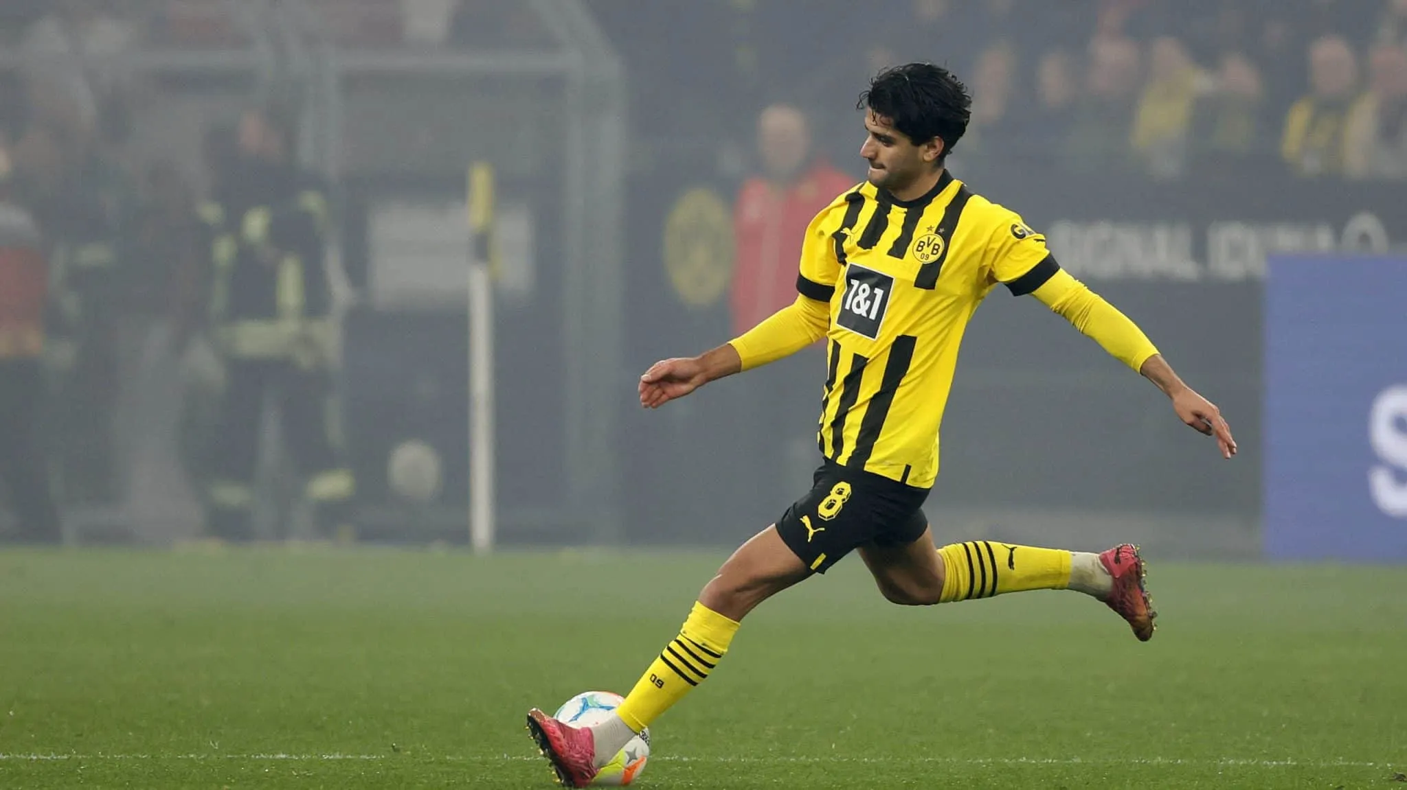 Brighton busca experi&ecirc;ncia ao contratar meio-campista do Borussia Dortmund
