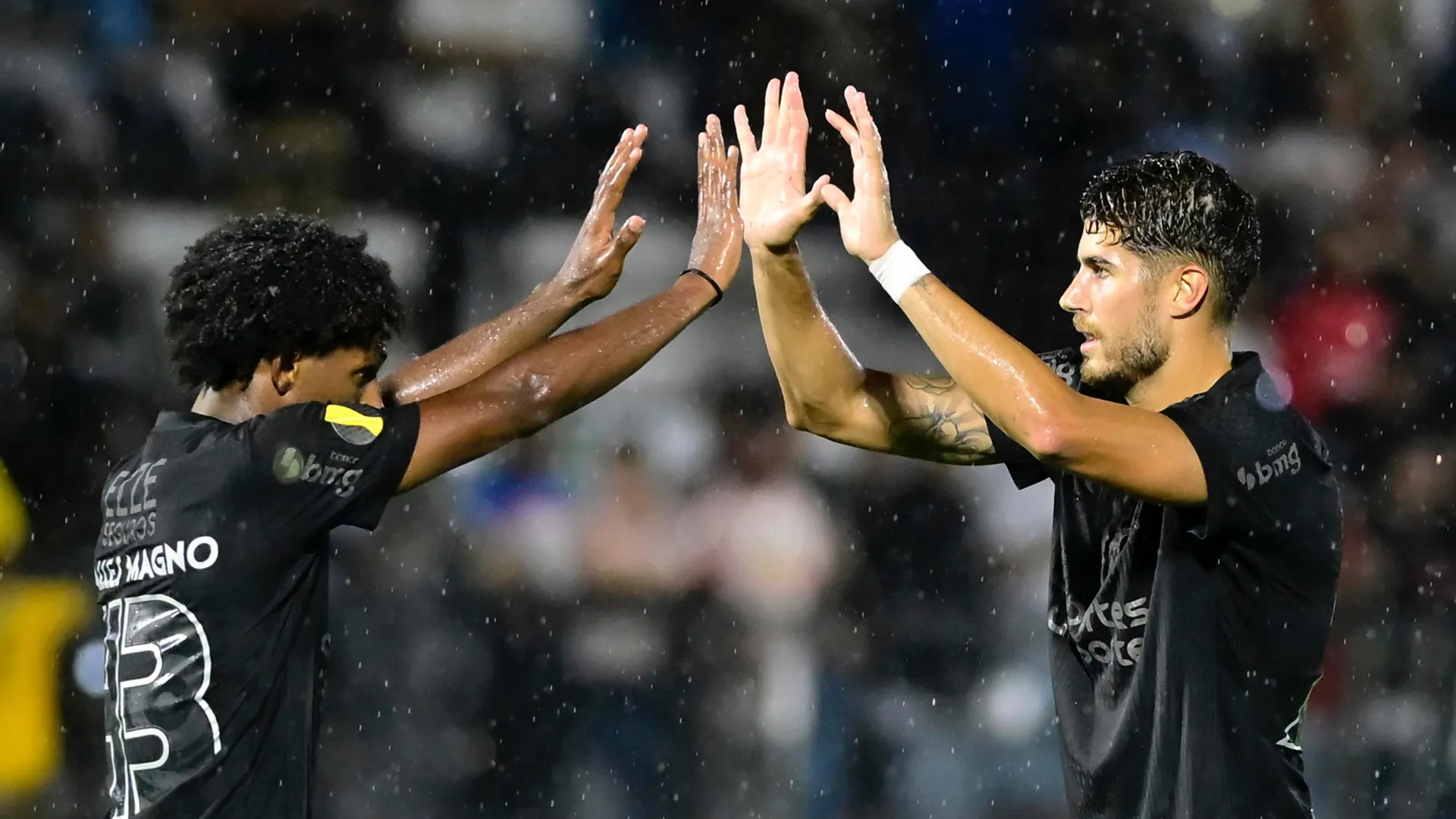 Talles Magno e Pedro Raul comemoram ap&oacute;s gol do Corinthians (Foto: Eduardo Carmim/Photo Premium/Gazeta Press)