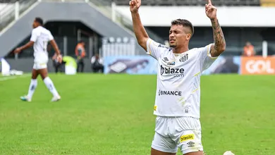 P&ecirc;nalti nos acr&eacute;scimos salva Santos e derruba jejum em jogo dram&aacute;tico de 7 gols