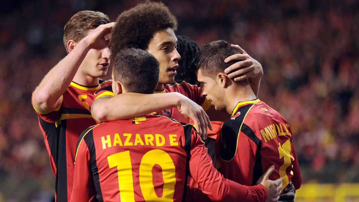 Kevin Mirallas, Eden Hazard e jogadores da sele&ccedil;&atilde;o belgam comemoram (AP Photo/Geert Vanden Wijngaert)