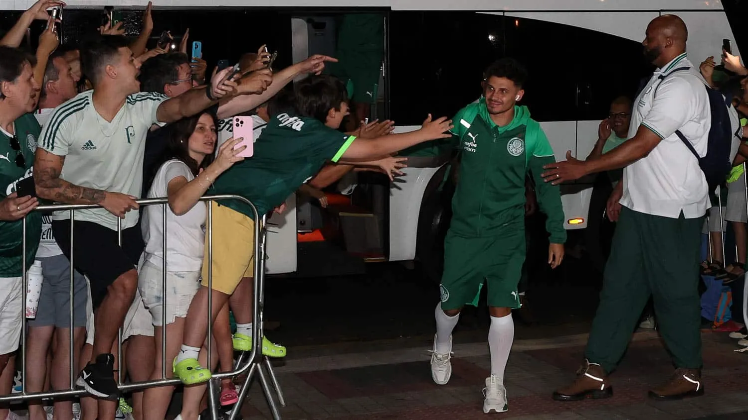 Maior artilheiro do Palmeiras em finais, meia mira recordes na Supercopa: J&aacute; se pode falar em uma &lsquo;Era Raphael Veiga&rsquo;?