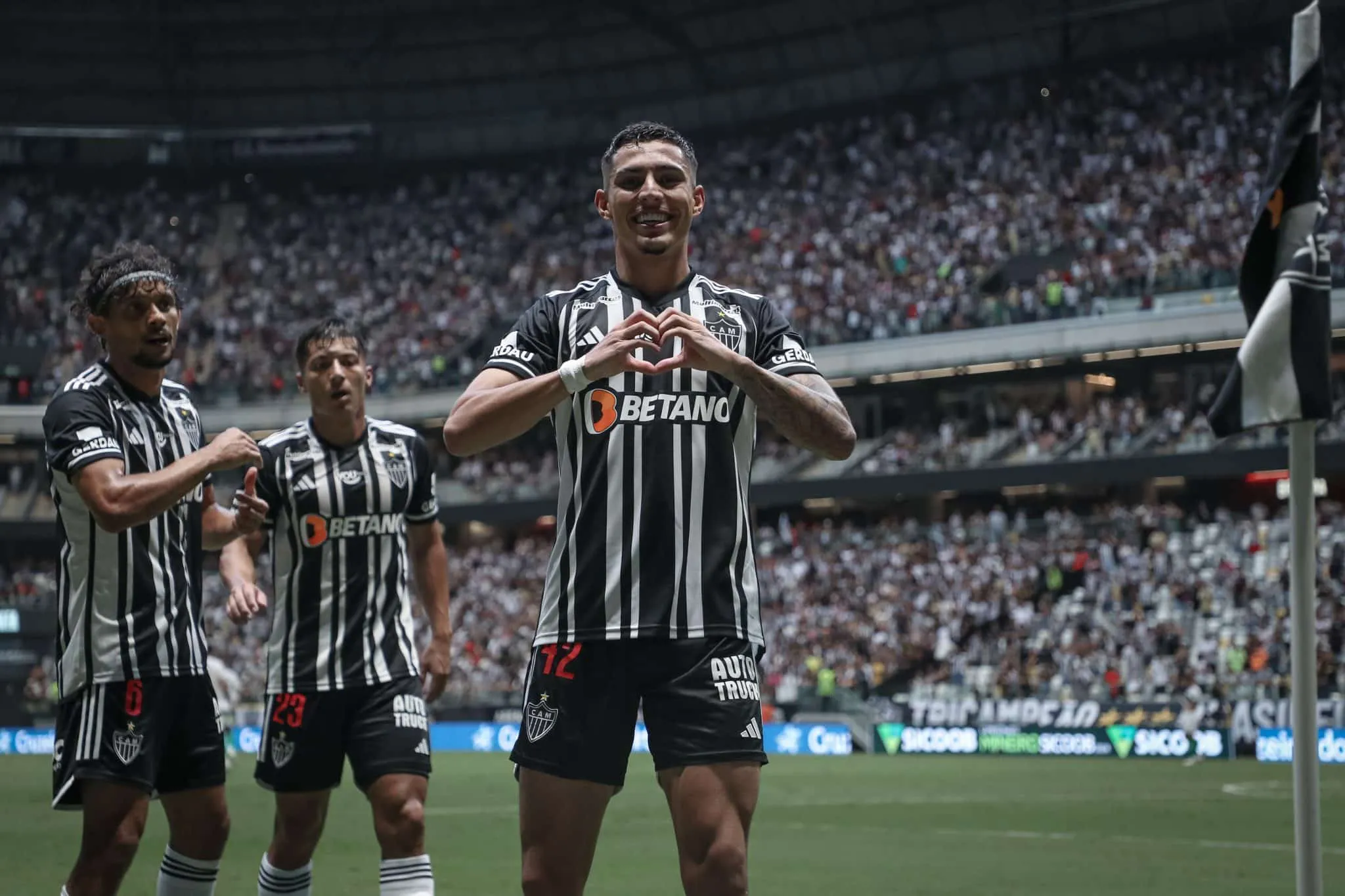 Gol, assist&ecirc;ncia e renova&ccedil;&atilde;o: os &uacute;ltimos dias foram um sonho para Cadu no Atl&eacute;tico-MG