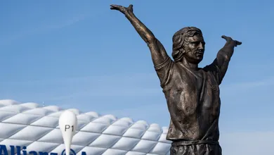 A grandeza de Gerd M&uuml;ller foi honrada com a inaugura&ccedil;&atilde;o da est&aacute;tua na Allianz Arena