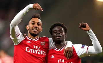 Aos 18 anos, o garoto Saka comandou a &oacute;tima vit&oacute;ria do Arsenal sobre o Frankfurt na estreia da Liga Europa