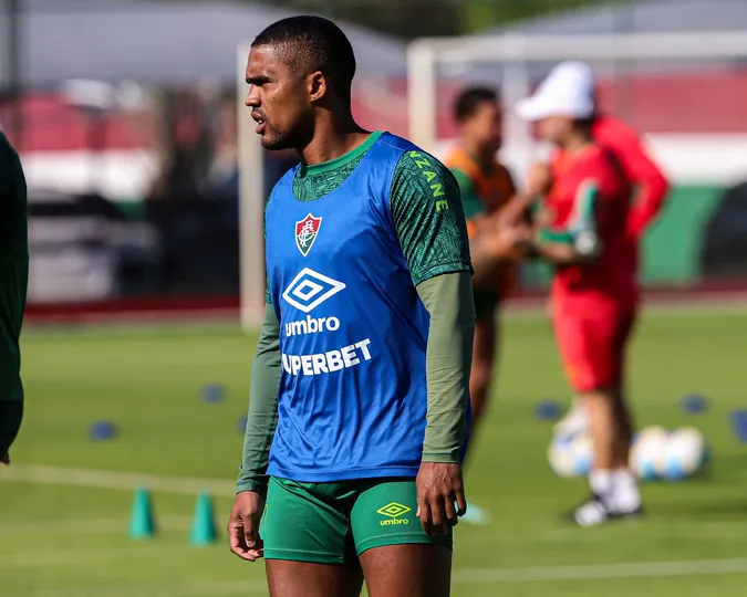 Em m&aacute; fase, Douglas Costa &eacute; uma inc&oacute;gnita no Fluminense - Foto: MARCELO GON&Ccedil;ALVES / FLUMINENSE F.C.