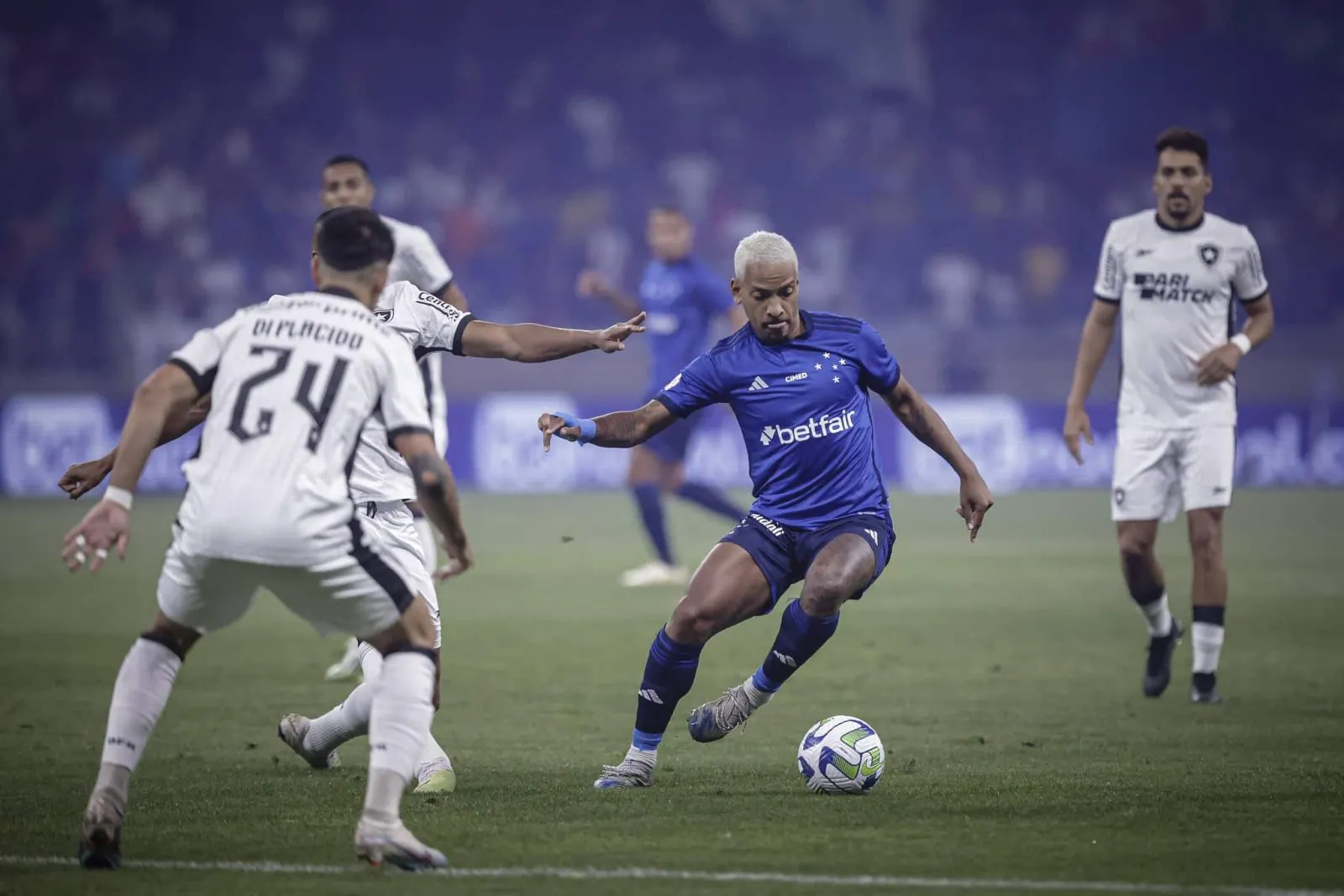 Cruzeiro domina l&iacute;der Botafogo mas Lucas Perri garante empate no Mineir&atilde;o