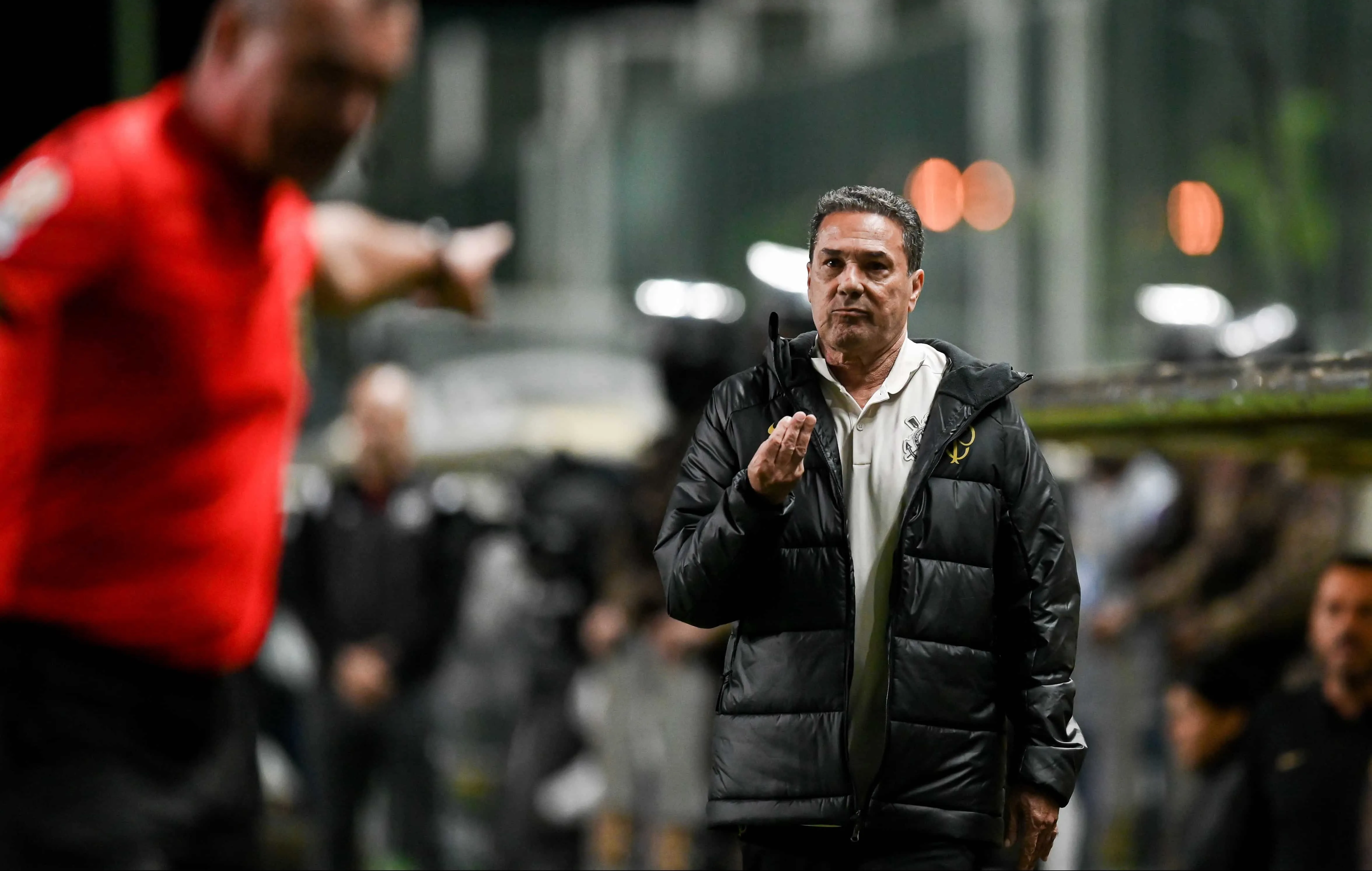Luxemburgo imita Felip&atilde;o, e Corinthians dobra a aposta na retranca para vencer