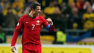 Na 1&ordf; coroa&ccedil;&atilde;o do melhor de 2013, C. Ronaldo &eacute; o novo rei