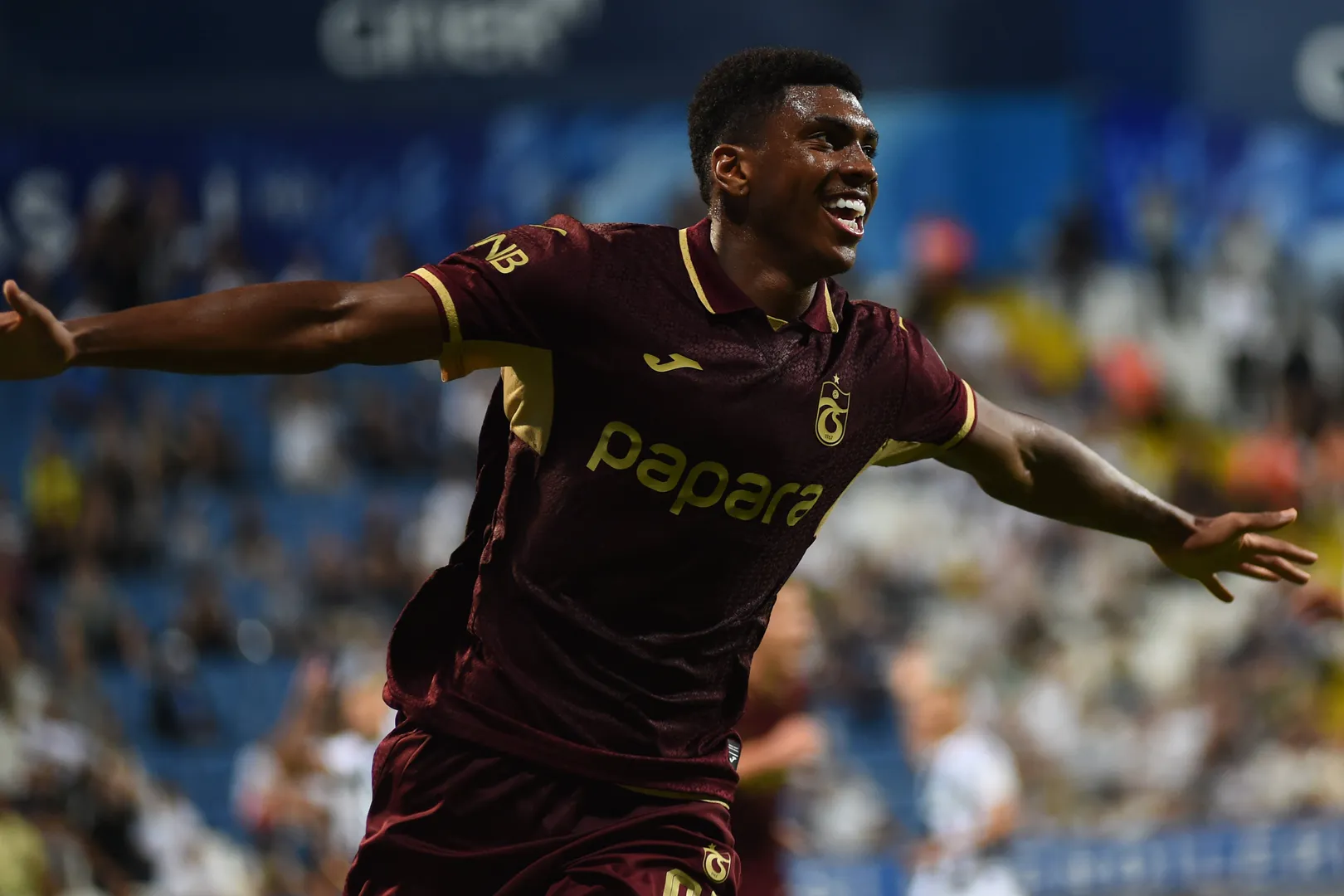 Felipe Augusto celebra gol pelo Trabzonspor 