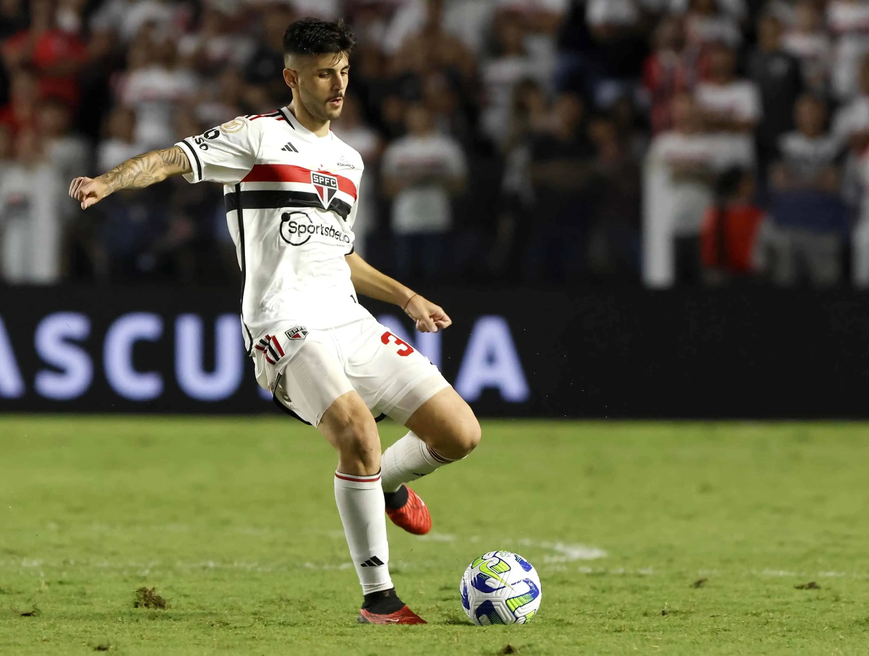 O que h&aacute; de verdade sobre a investida do Liverpool por Beraldo; S&atilde;o Paulo espera propostas