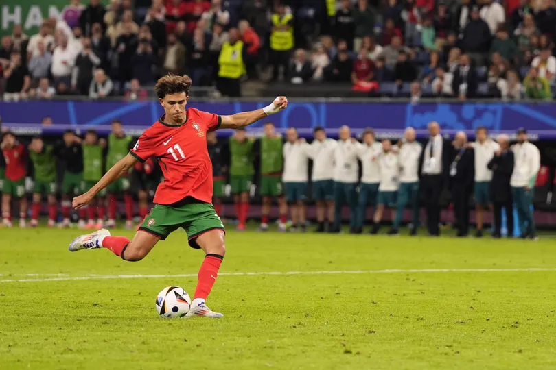 Jo&atilde;o F&eacute;lix cobra p&ecirc;nalti na trave contra Fran&ccedil;a