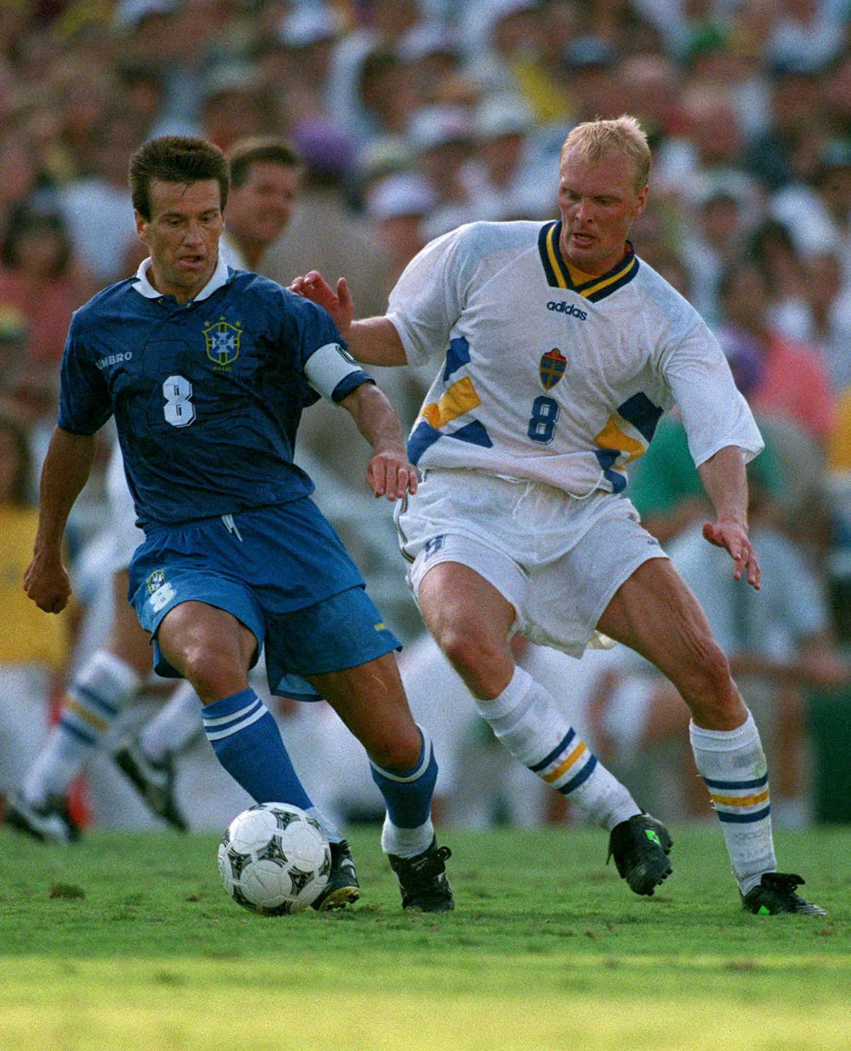 Dunga e Ingesson duelam em jogo entre Brasil e Su&eacute;cia na Copa do Mundo de 1994