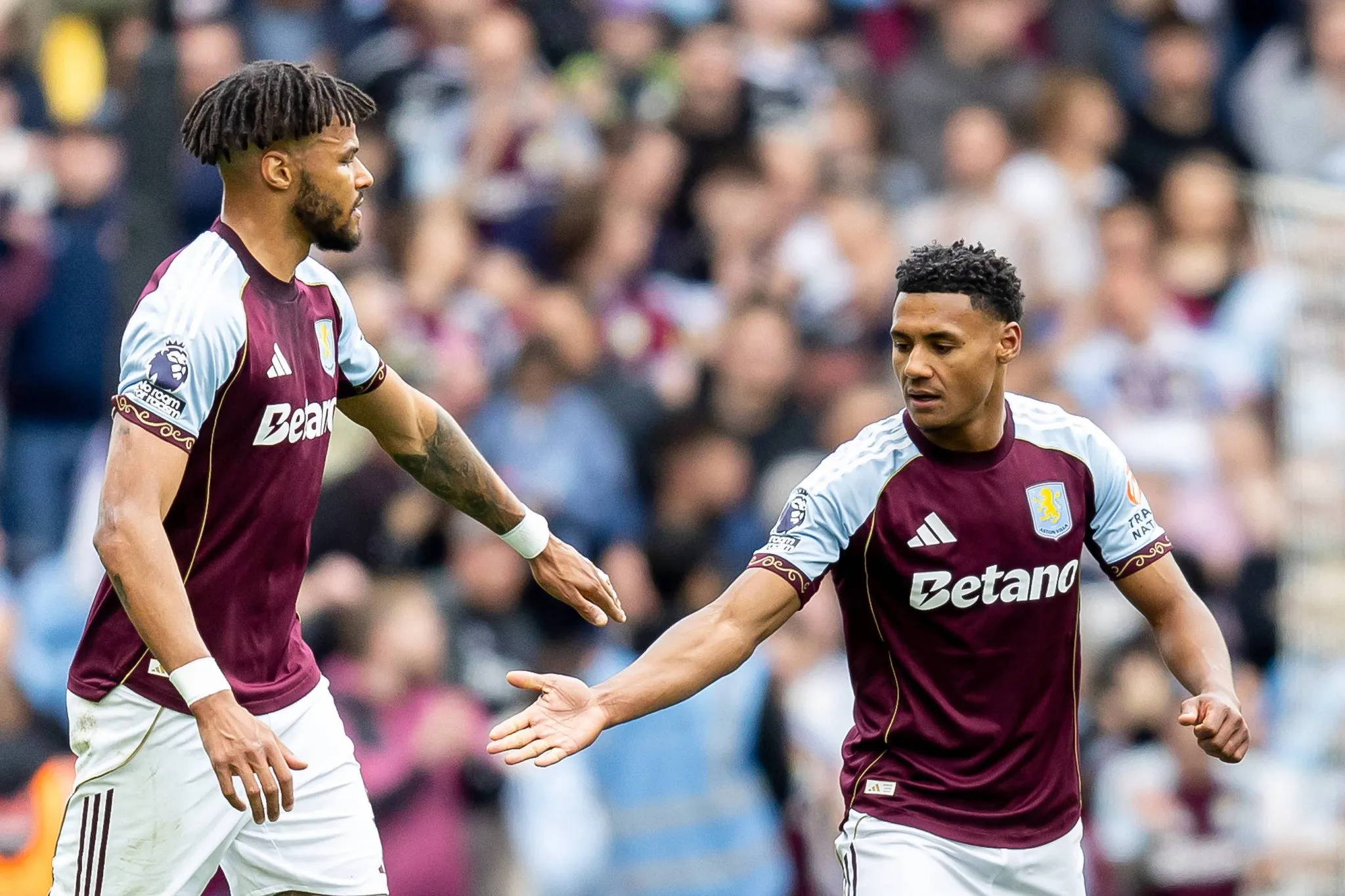Tyorne Mings e Ollie Watkins comemoram gol do Aston Villa