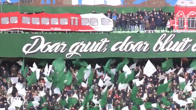 O D&eacute;rbi do Norte na Holanda teve um engenhoso mosaico: Um trem circulou nas arquibancadas