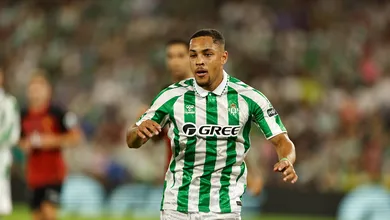 T&eacute;cnico do Betis fala sobre gols perdidos por Vitor Roque: &lsquo;Se fizesse todos n&atilde;o estaria aqui&rsquo;