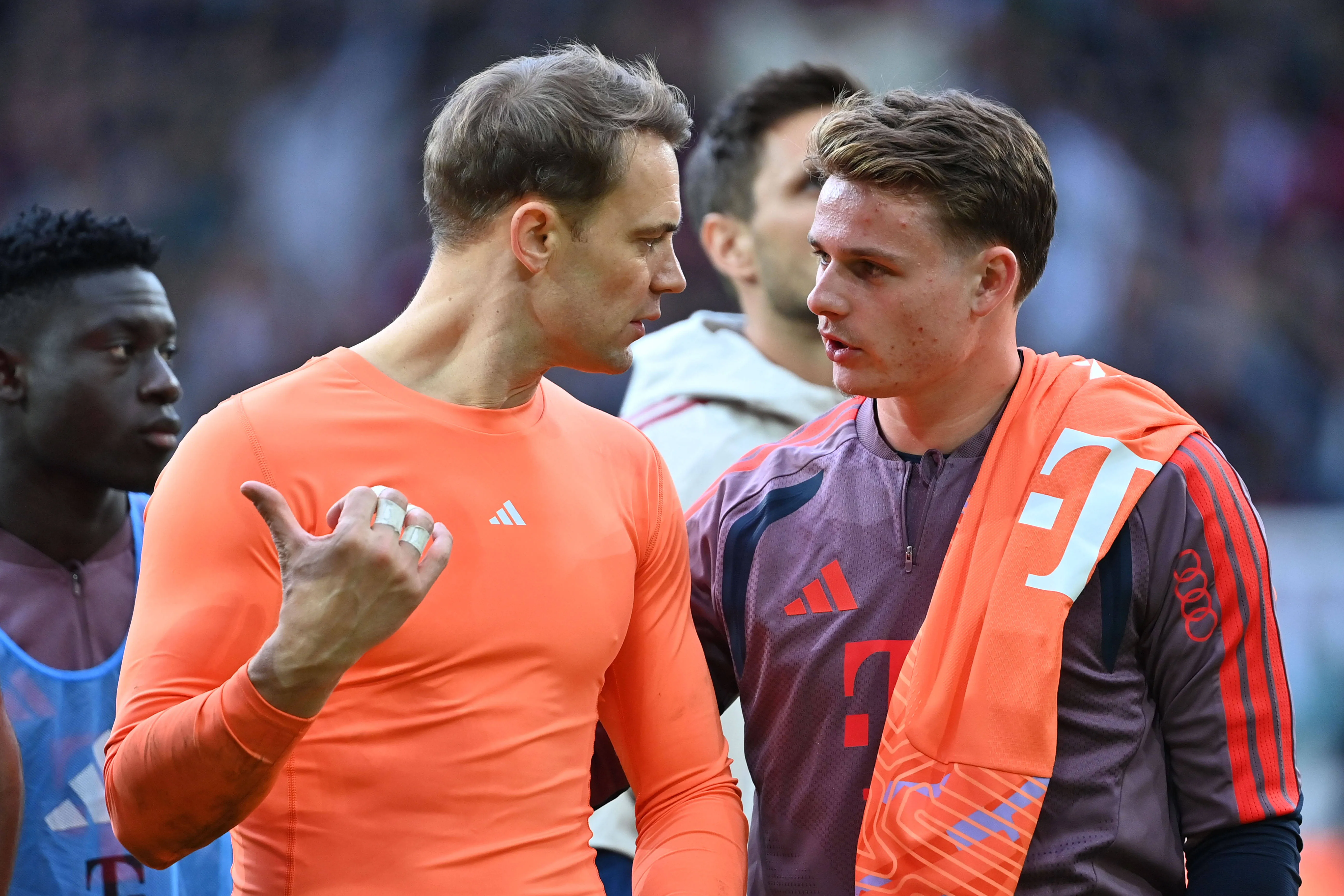 Neuer e Urbig conversam após jogo do Bayern