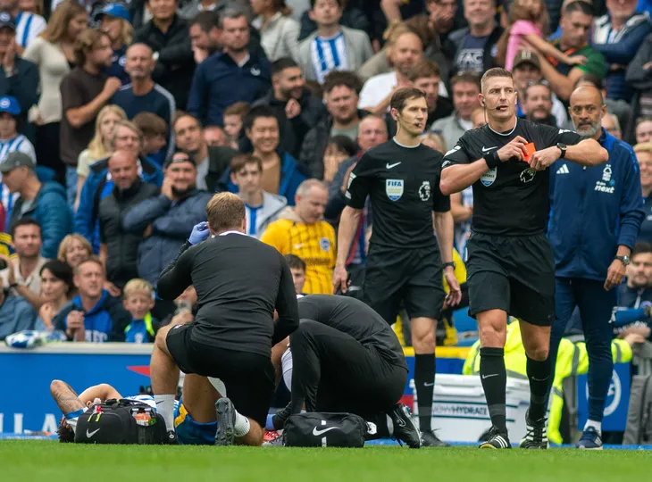 O brasileiro Jo&atilde;o Pedro lesionou o tornozelo ap&oacute;s chegada de Gibbs-White em Brighton x Nottingham Forest pela 5&ordf; rodada da Premier League. Foto: Imago