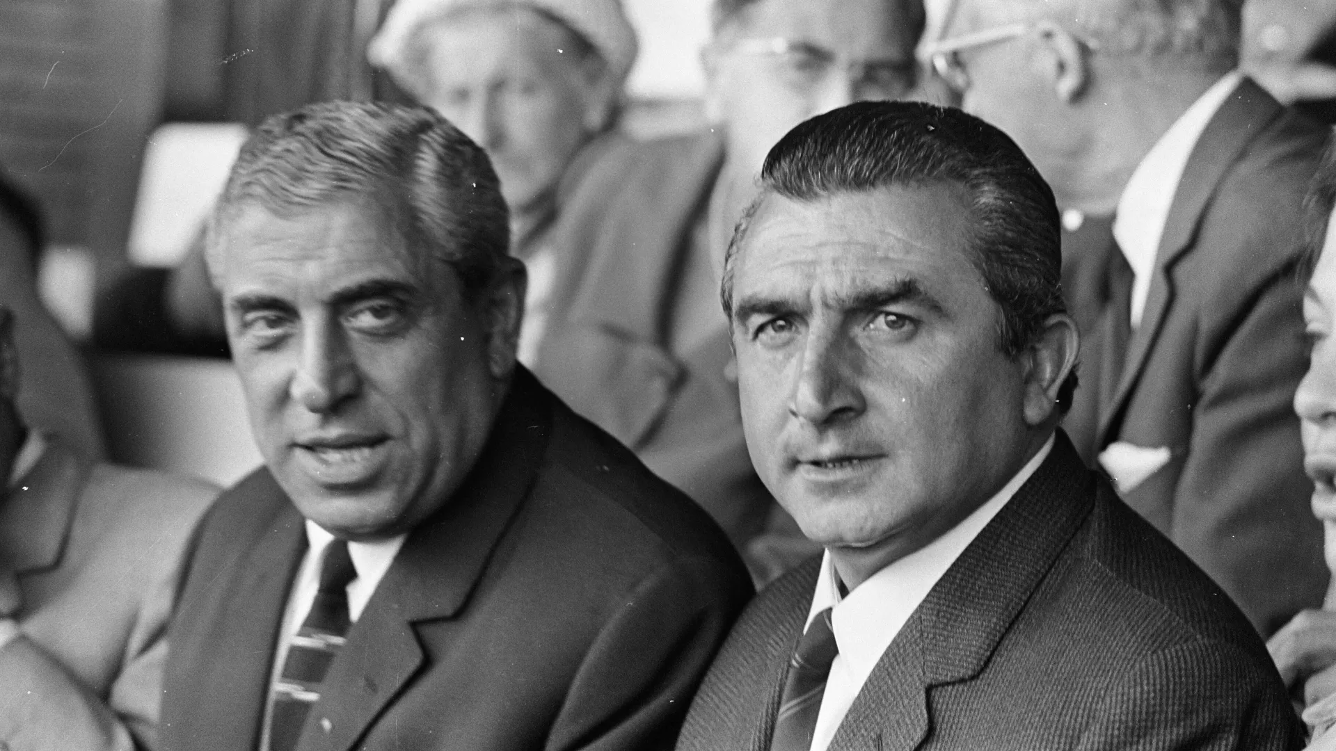 Miguel Mu&ntilde;oz, t&eacute;cnico do Real Madrid, na tribuna durante a partida entre Ajax e Go Ahead, em 13 de agosto de 1967.
