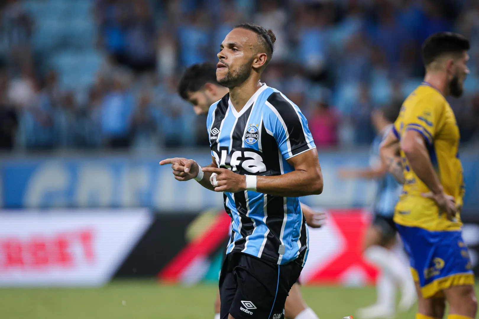 Braithwaite comemora gol pelo Gr&ecirc;mio