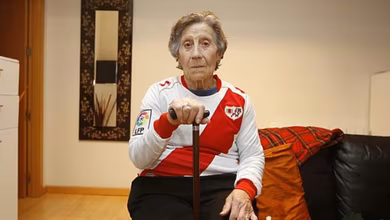 Lembra da idosa salva do despejo pelo Rayo? Ela deu parte do dinheiro a &iacute;dolo com c&acirc;ncer