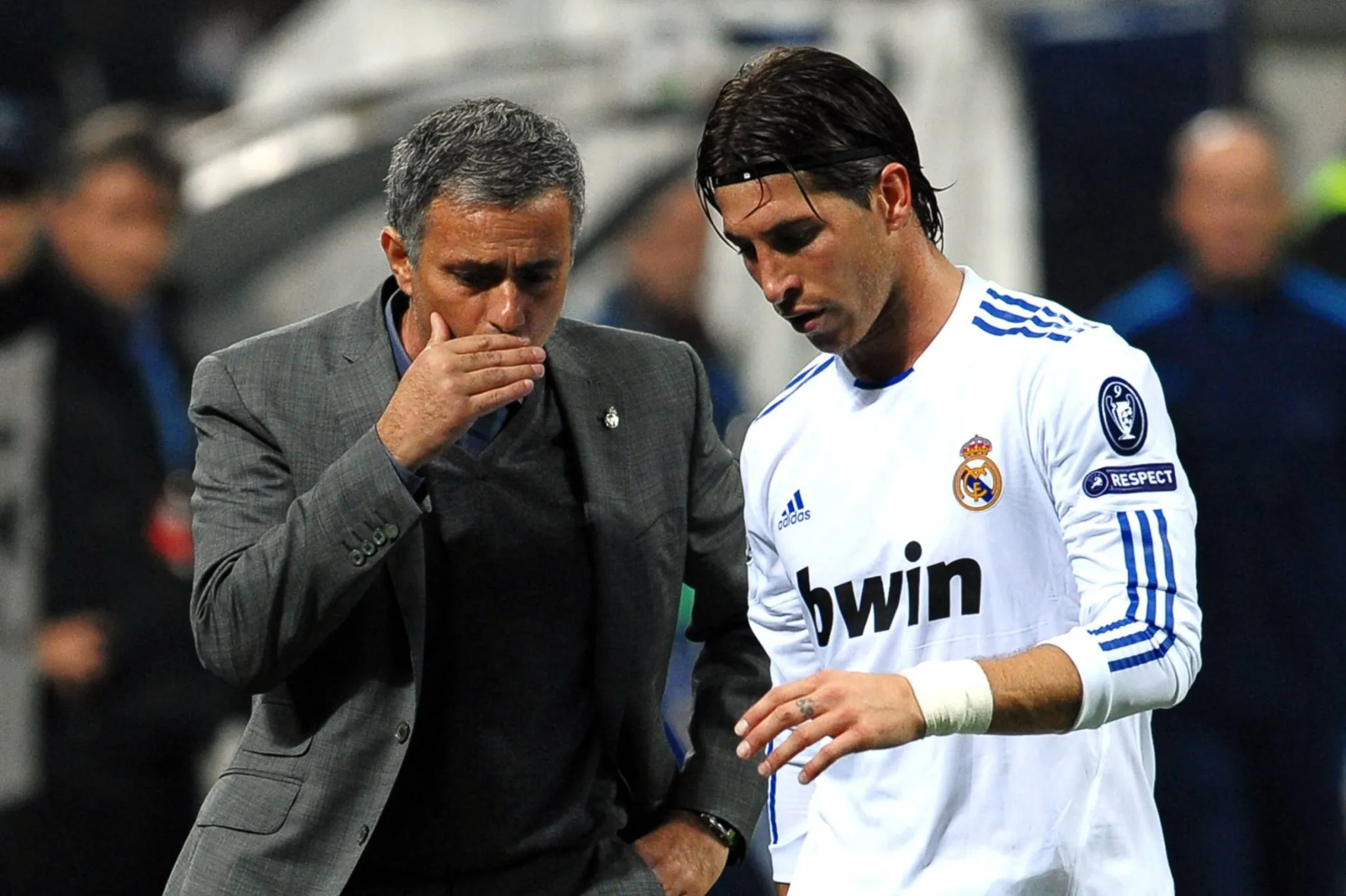 Mourinho d&aacute; instru&ccedil;&otilde;es a Sergio Ramos em partida do Real Madrid em 2010