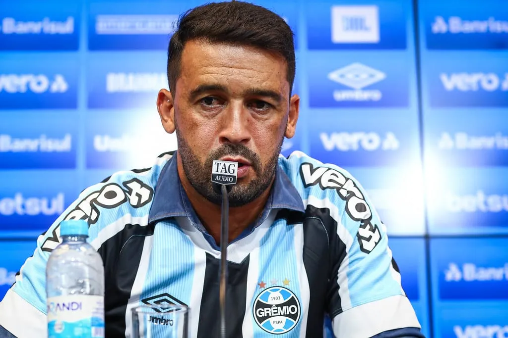 Solidariedade: ex-Gr&ecirc;mio auxilia no resgate &agrave;s v&iacute;timas das chuvas no RS