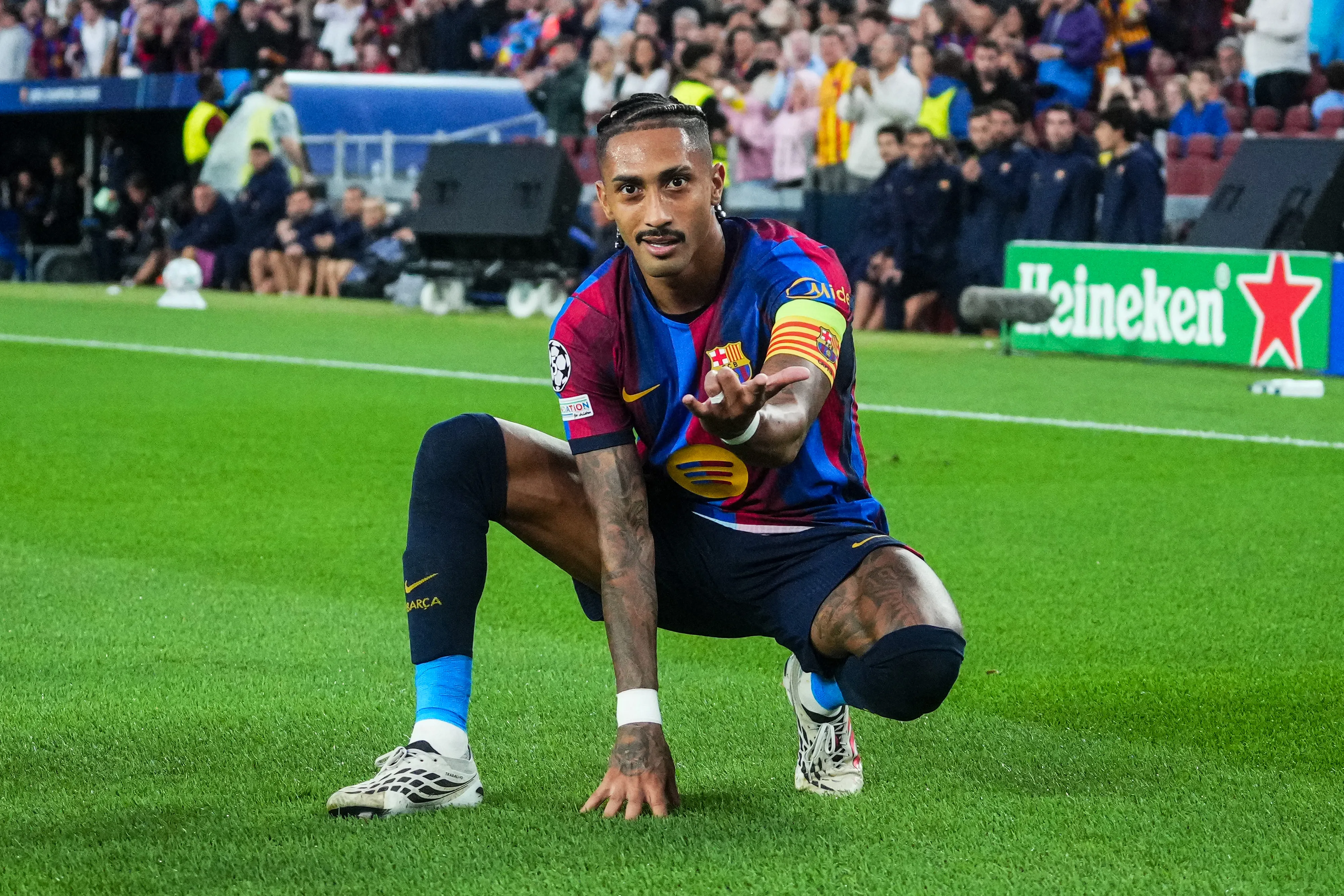 Raphinha celebra gol pelo Barcelona