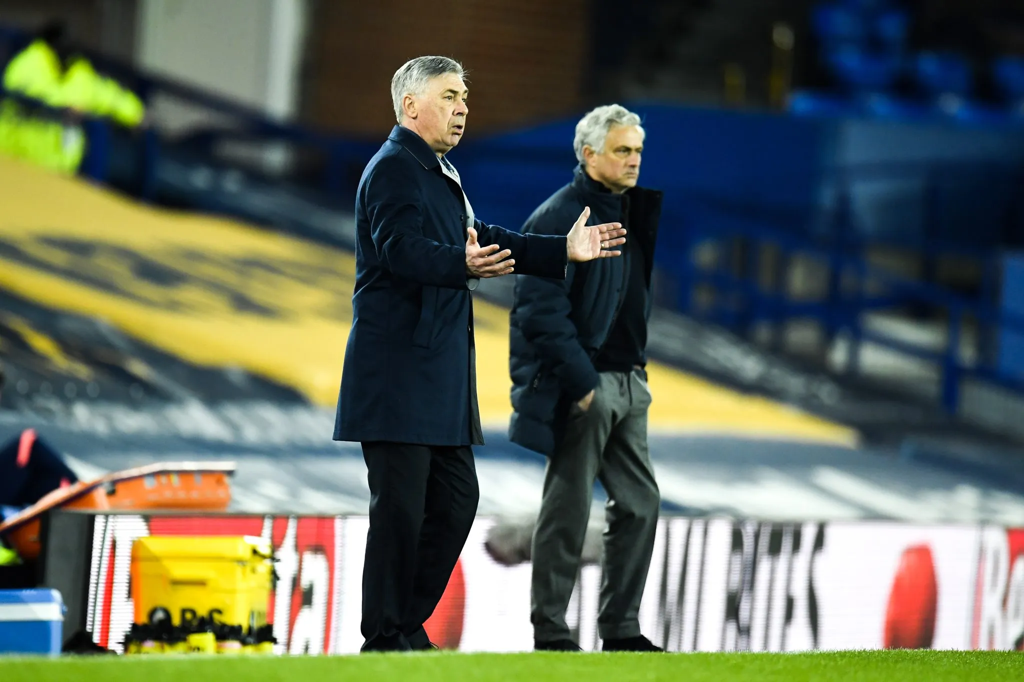 Ancelotti e Mourinho em jogo da Premier League