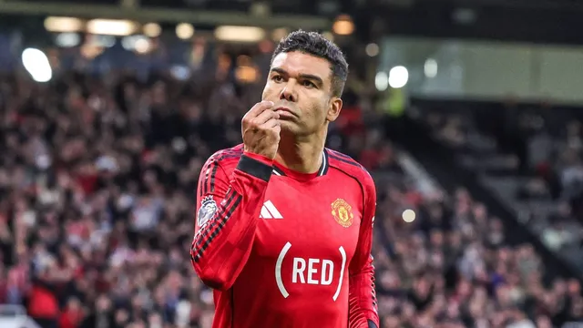 Com Igor Thiago abaixo, Casemiro se consolida como fator surpresa do Manchester United