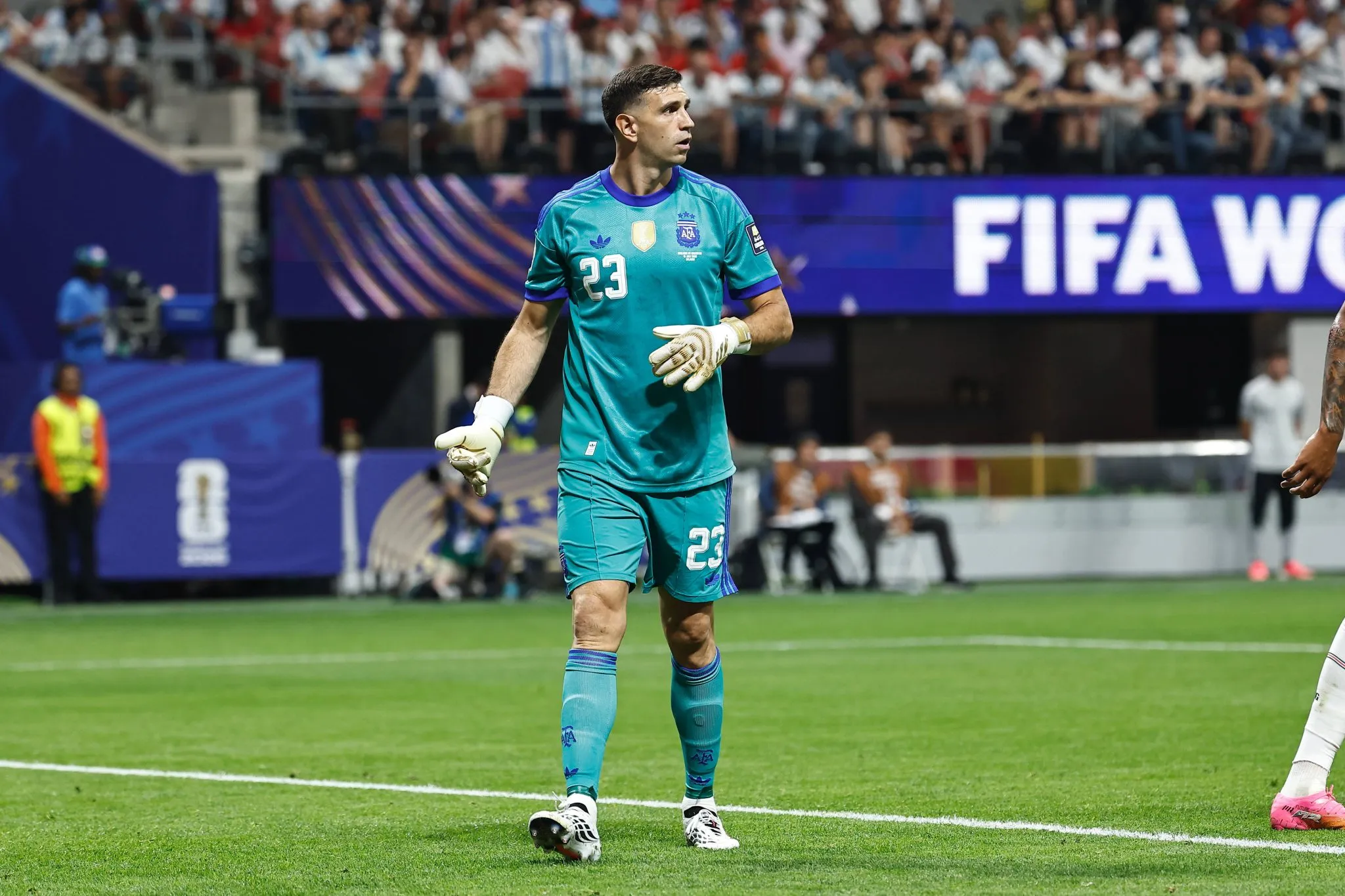 Dibu Mart&iacute;nez durante a Copa do Mundo (Foto: IMAGO / AFLOSPORT)