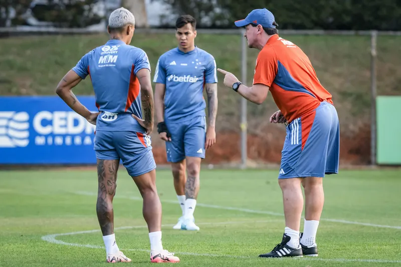 Fernando Diniz orienta Matheus Pereira em seu primeiro treinamento no Cruzeiro