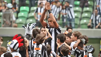 Ronaldinho se despedia do Atl&eacute;tico-MG h&aacute; 10 anos: como torcida impediu o fim de sua carreira