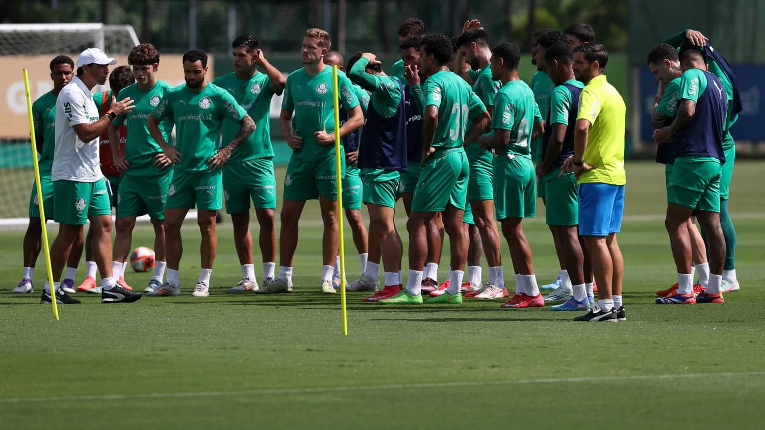 Abel Ferreira conversa com jogadores do Palmeiras durante treinamento 