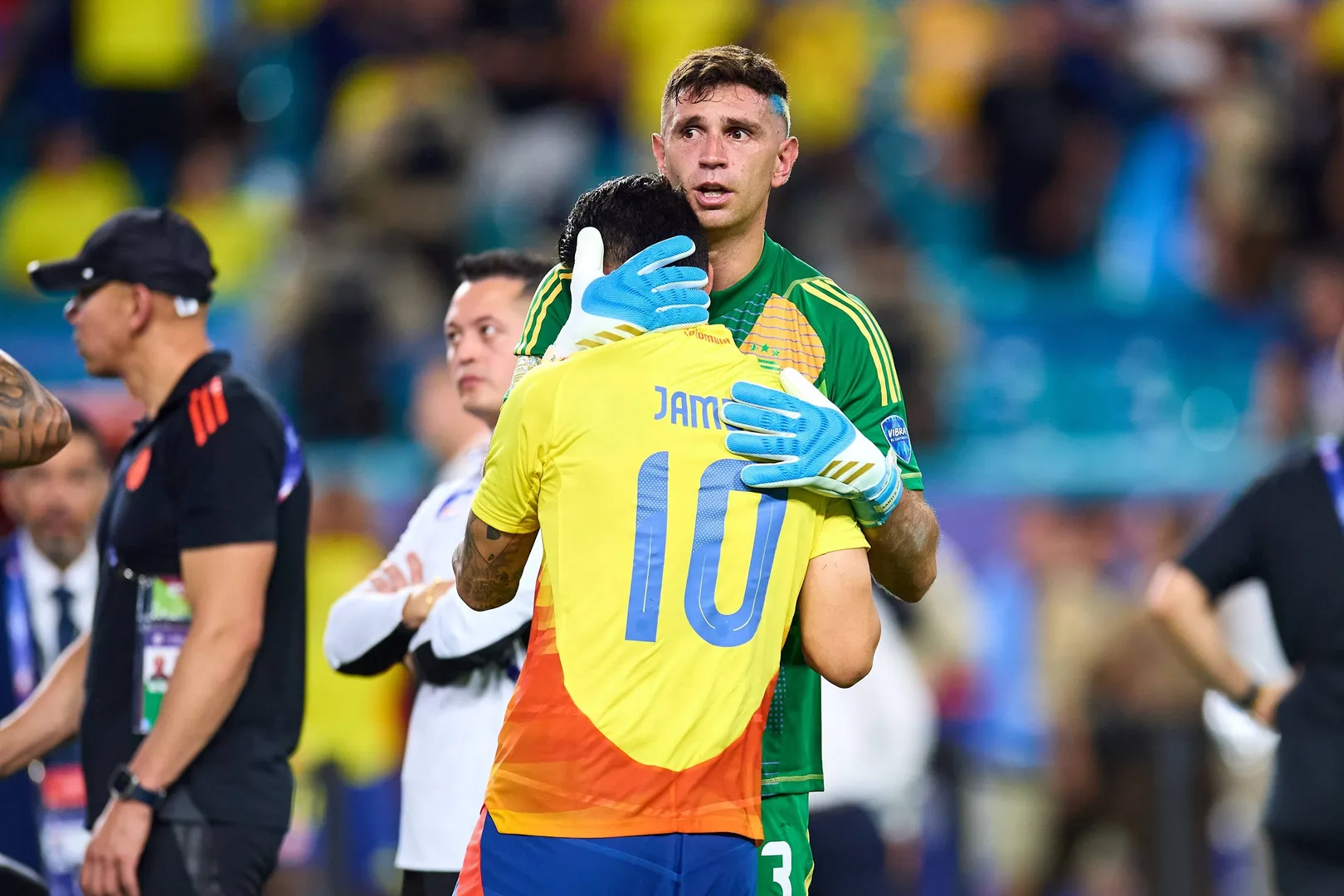 Mart&iacute;nez consola James Rodr&iacute;guez ap&oacute;s o t&iacute;tulo da Copa Am&eacute;rica da Argentina em cima da Col&ocirc;mbia