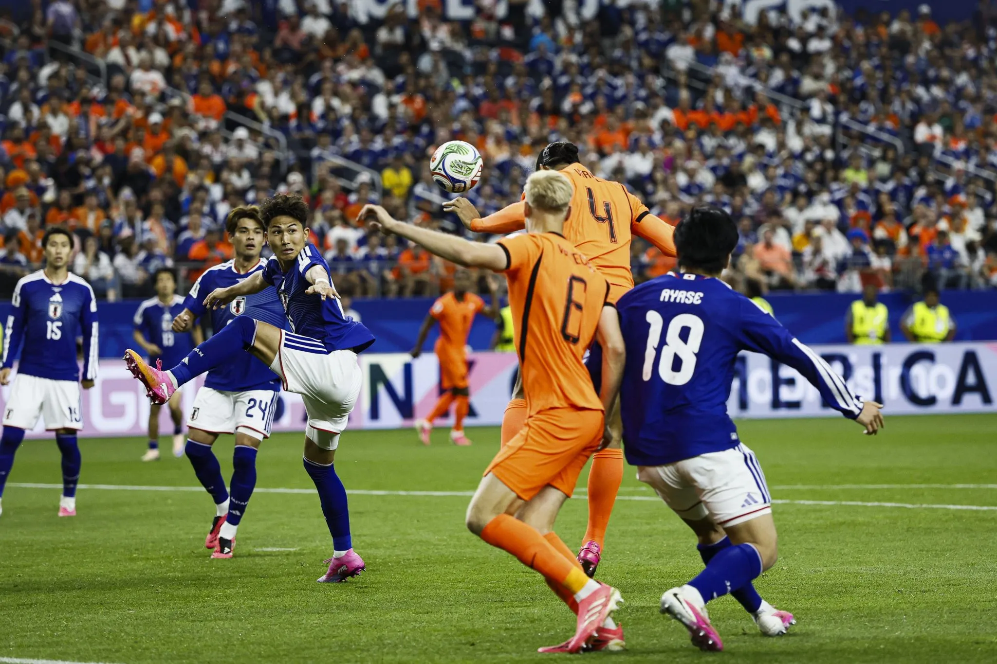 Van Dijk abriu o placar para os Pa&iacute;ses Baixos. Foto: ANP/Icon Sport