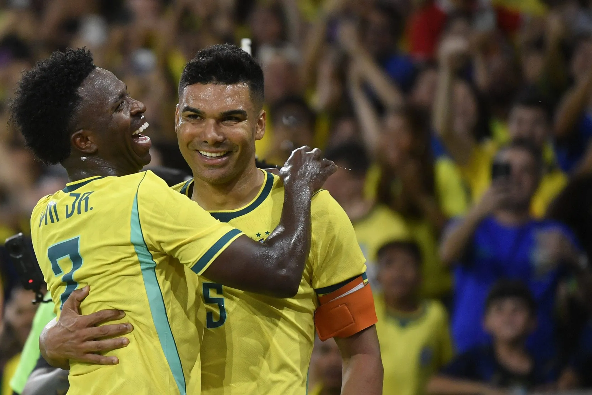 Vini Jr e Casemiro comemoram gol da sele&ccedil;&atilde;o brasileira