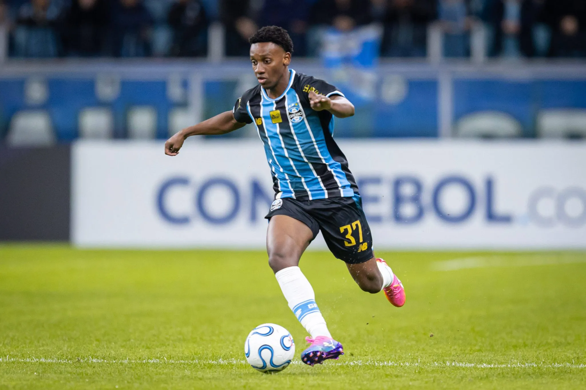 Gabriel Mec em atuação pelo Grêmio (Foto: IMAGO / Action Plus)