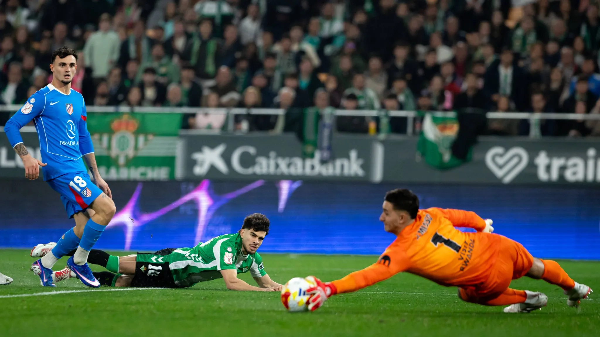 Defesa de Musso em partida do Atl&eacute;tico de Madrid