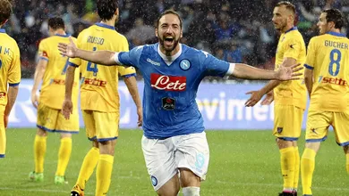 Higua&iacute;n espanta fantasmas com recorde para coroar seu ano no Napoli
