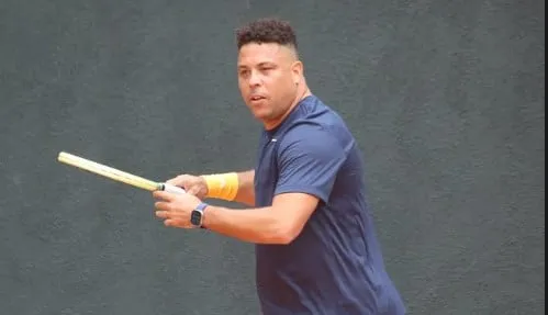 Ronaldo Fen&ocirc;meno joga t&ecirc;nis em evento da "Funda&ccedil;&atilde;o Fen&ocirc;menos"