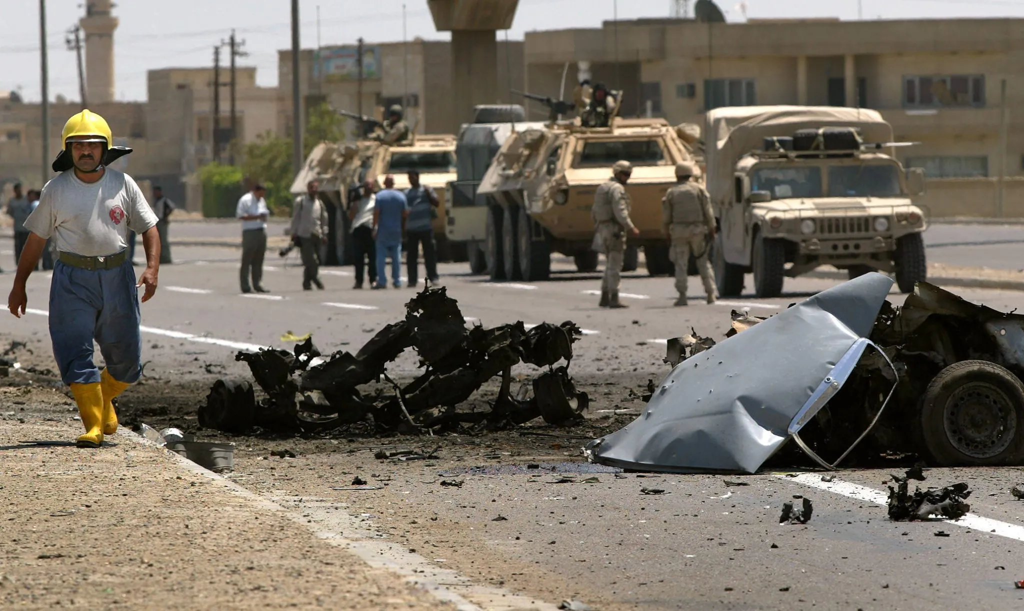 Debritos ap&oacute;s explos&atilde;o de carro-bomba em Bagd&aacute;, capital do Iraque, em 2004 (Foto: Imago/Newscom World)